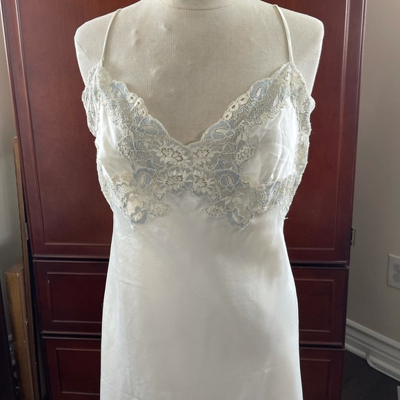 Y2K Victoria’s Secret ivory slip with lace trim - Picture 2 of 4